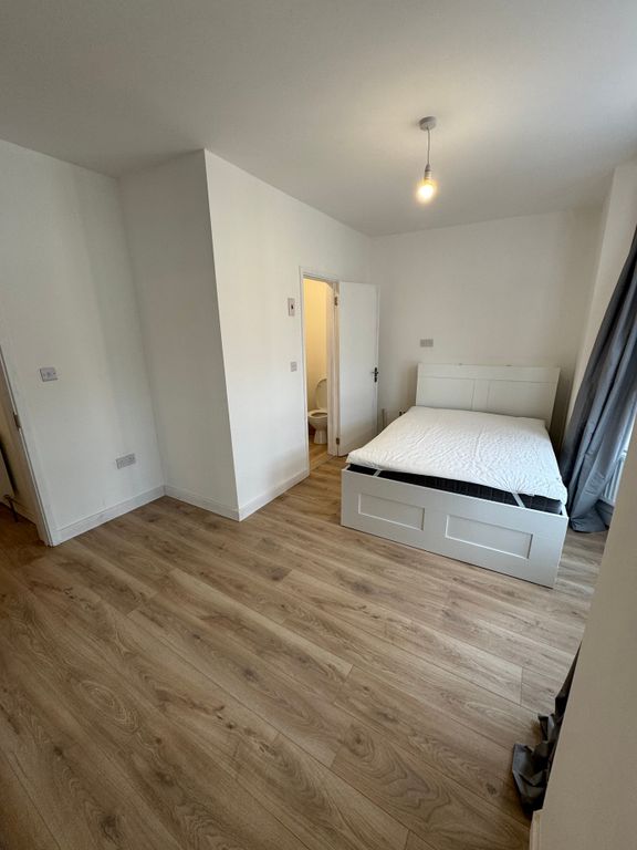 Property photo 3 of 30 Spacious Double Bedroom Featuring Modern Decor And...