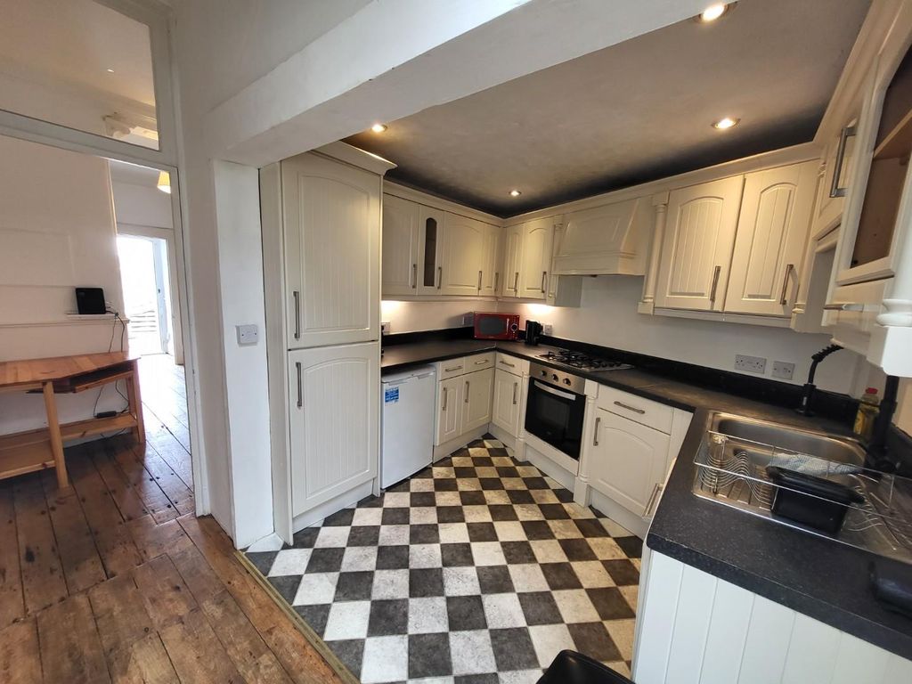 Property photo 3 of 10 Cheltenham Kitchen.Jpg