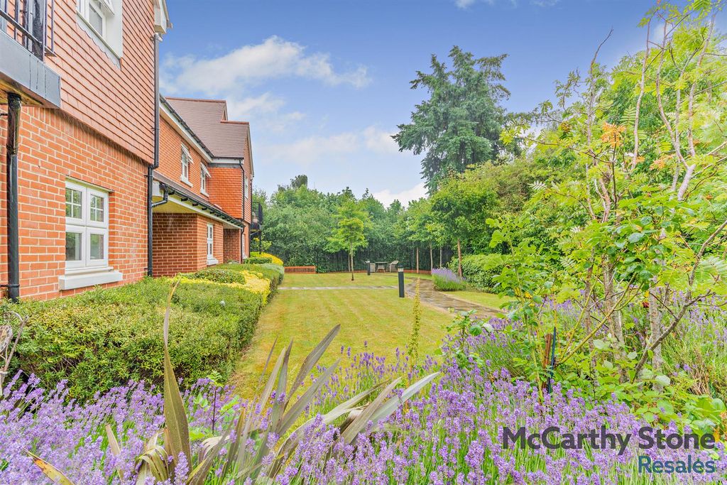 Property photo 3 of 11 8654939-Exterior05-800.Jpg