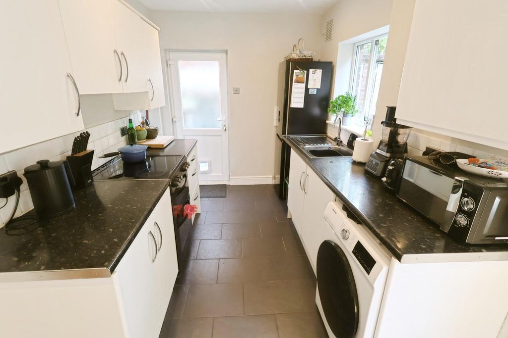 Property photo 3 of 9 Kitchen/Dining Room