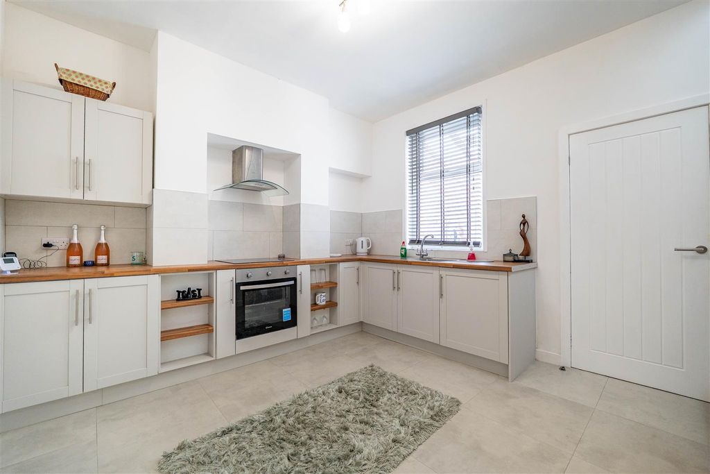 Property photo 3 of 18 Kitchen/Dining Room