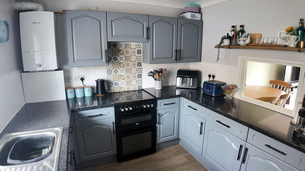 Property photo 2 of 11 Kitchen