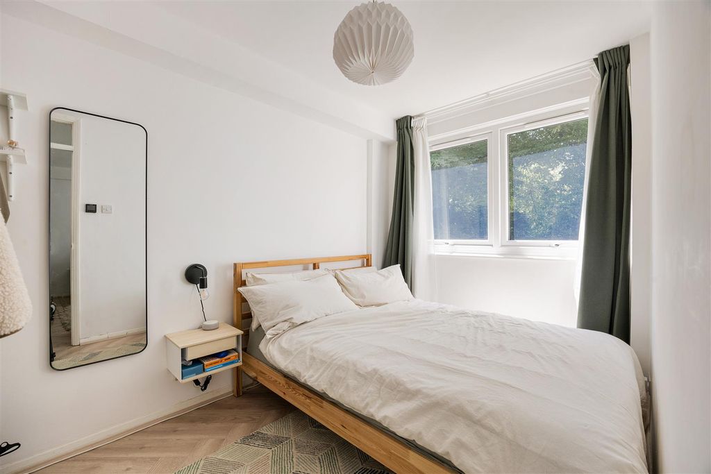 Property photo 3 of 20 Queenswood Gardens, E11