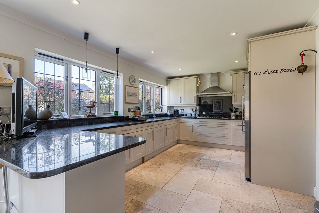 Property photo 2 of 23