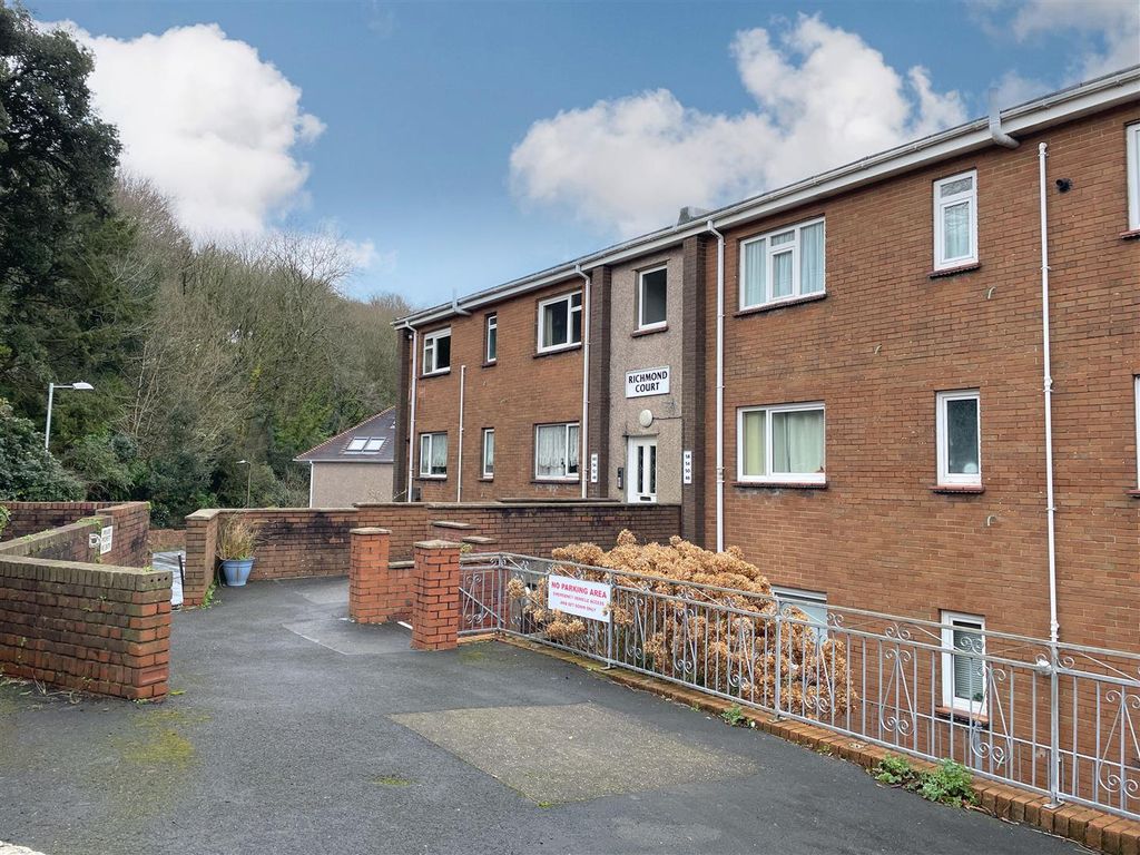 Property photo 3 of 14 86548Ab0-160D-4A21-B6Ff-12A6C1306E93.Jpg