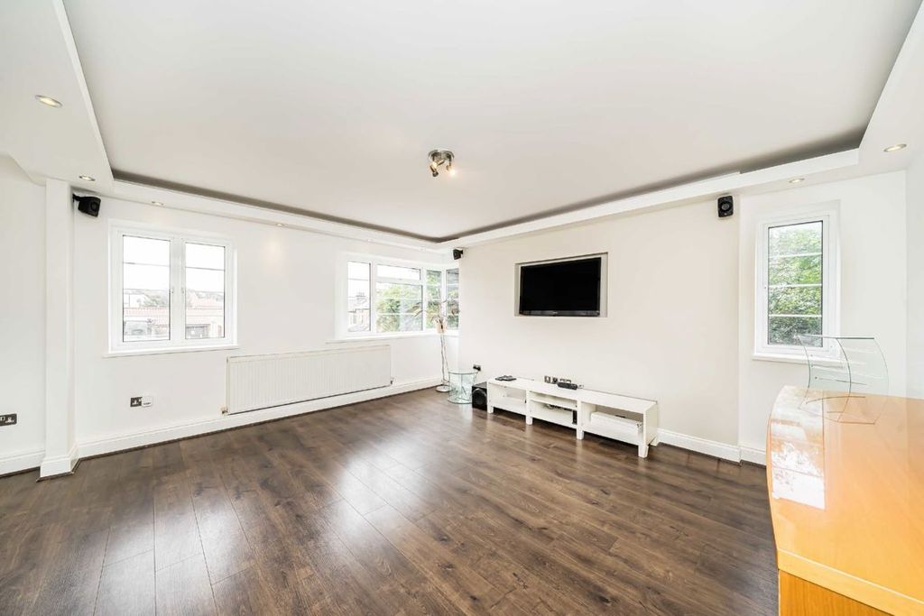 Property photo 3 of 6