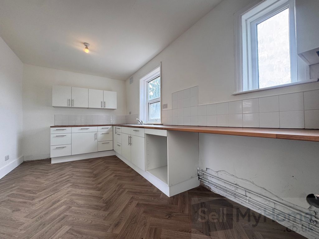 Property photo 3 of 10 Kitchen