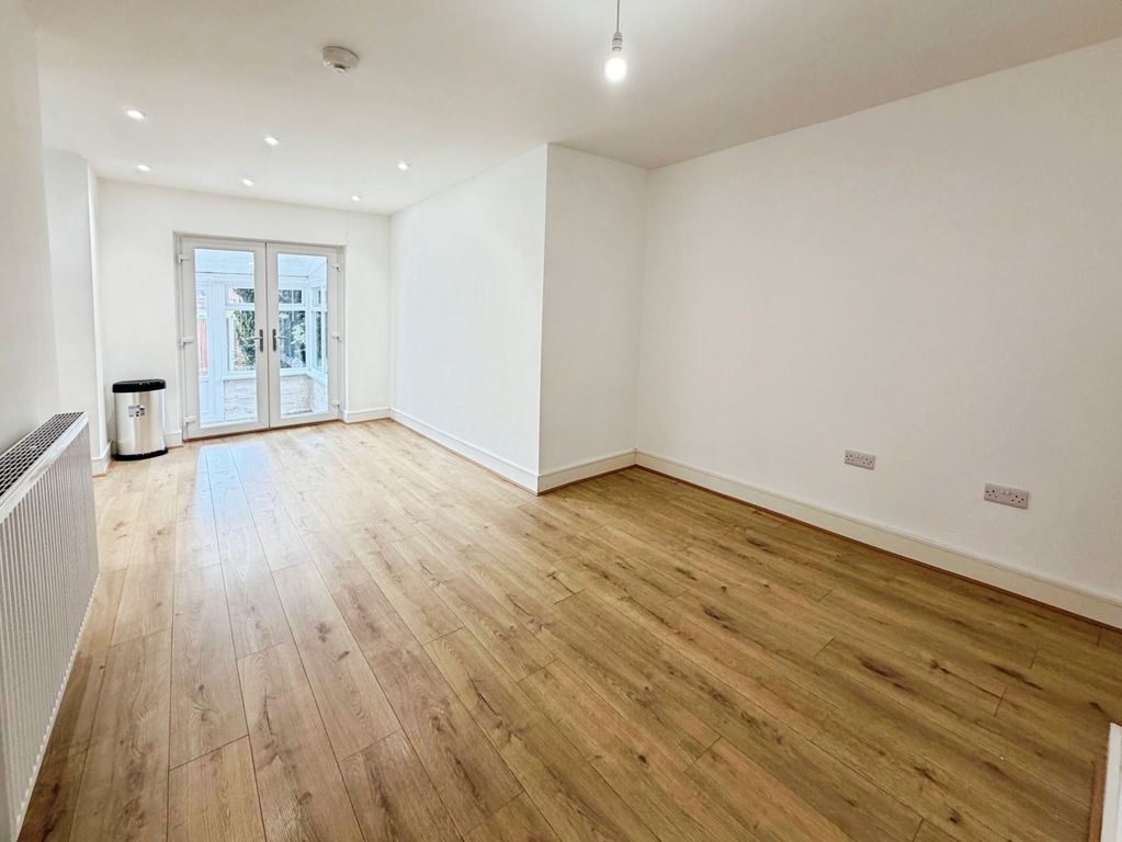Property photo 3 of 14 Kitchen Dining Room