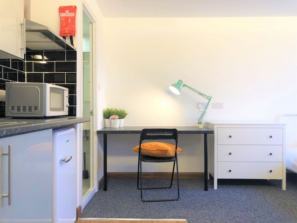 Property photo 2 of 6 Bright And Tidy Single Bedroom Featuring A Practic...