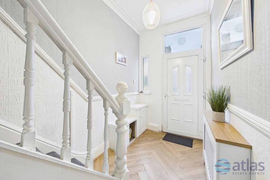 Property photo 2 of 14 Hallway