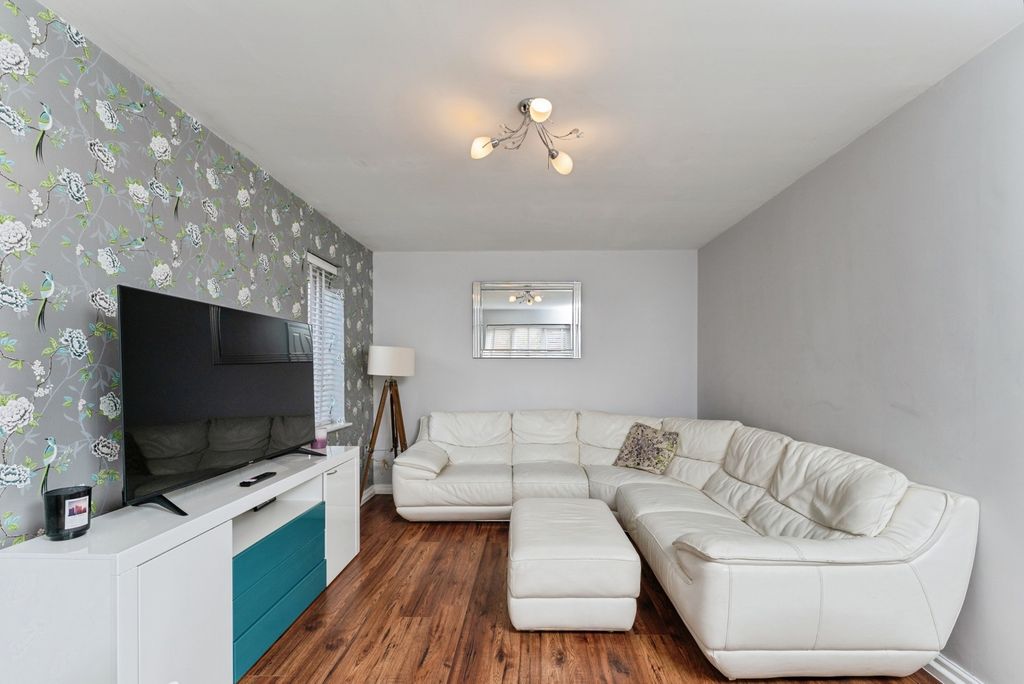 Property photo 3 of 33 Living Room