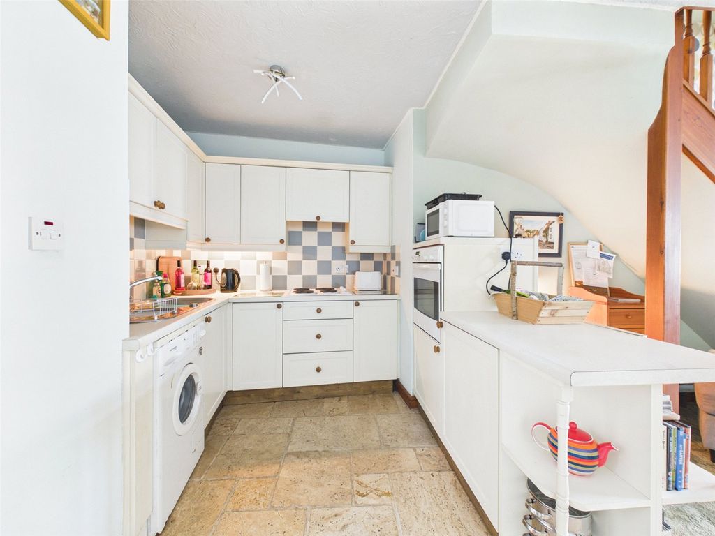 Property photo 3 of 11 Kitchen