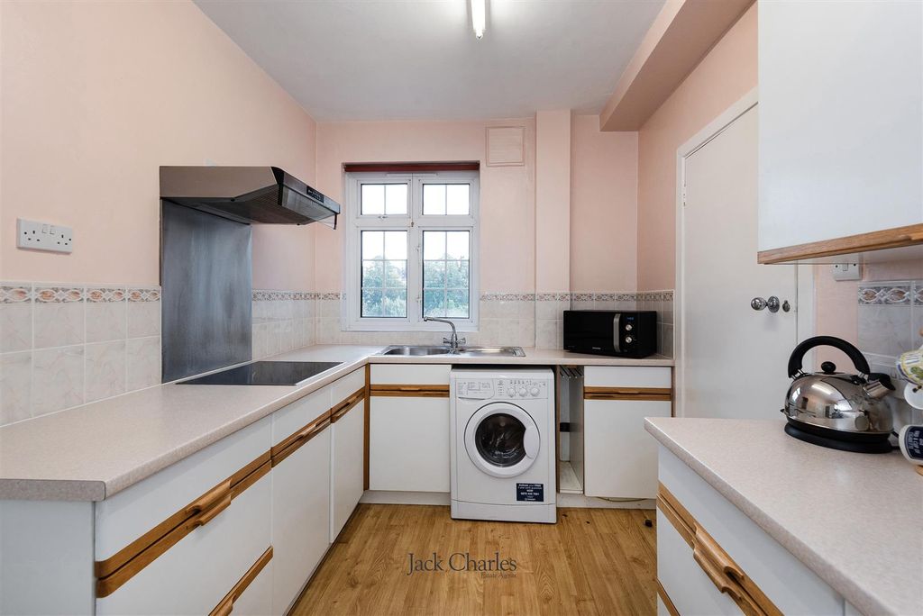 Property photo 2 of 16 Flat 49, Chancellor House, Tn4 8BT 013.Jpg