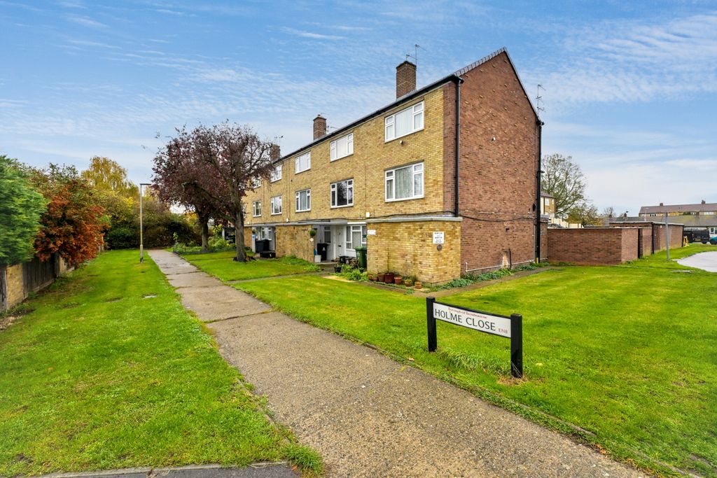 Property photo 1 of 16 6A Holme Close, Cheshunt, Waltham Cross En8 8st