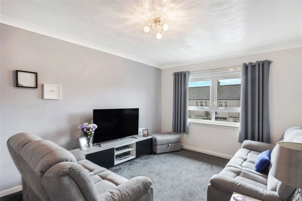 Property photo 3 of 21 Living Room