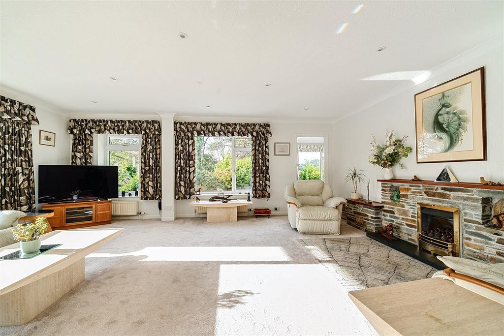Property photo 3 of 30 Sitting Room