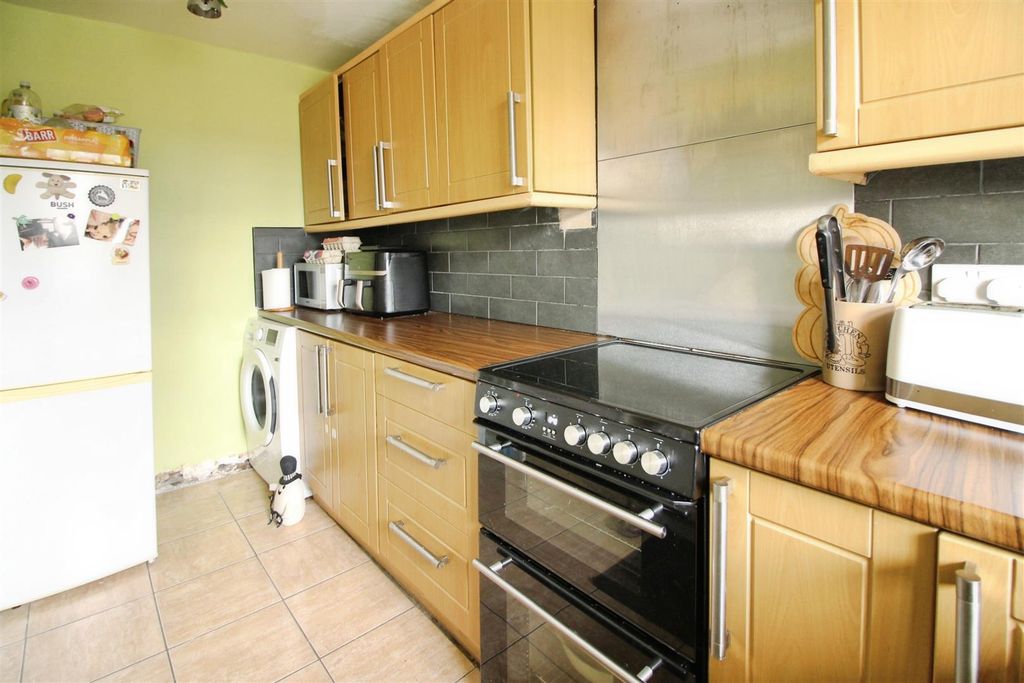 Property photo 3 of 8 Kitchen