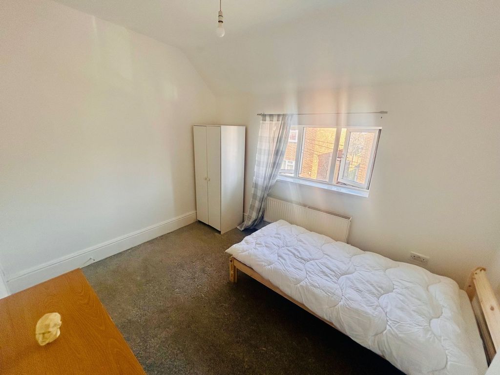 Property photo 3 of 6 Room