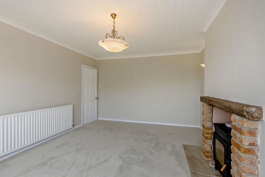 Property photo 3 of 20 8699275-Interior04-800.Jpg