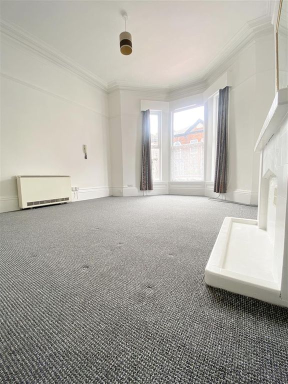 Property photo 3 of 10 Bedroom / Lounge