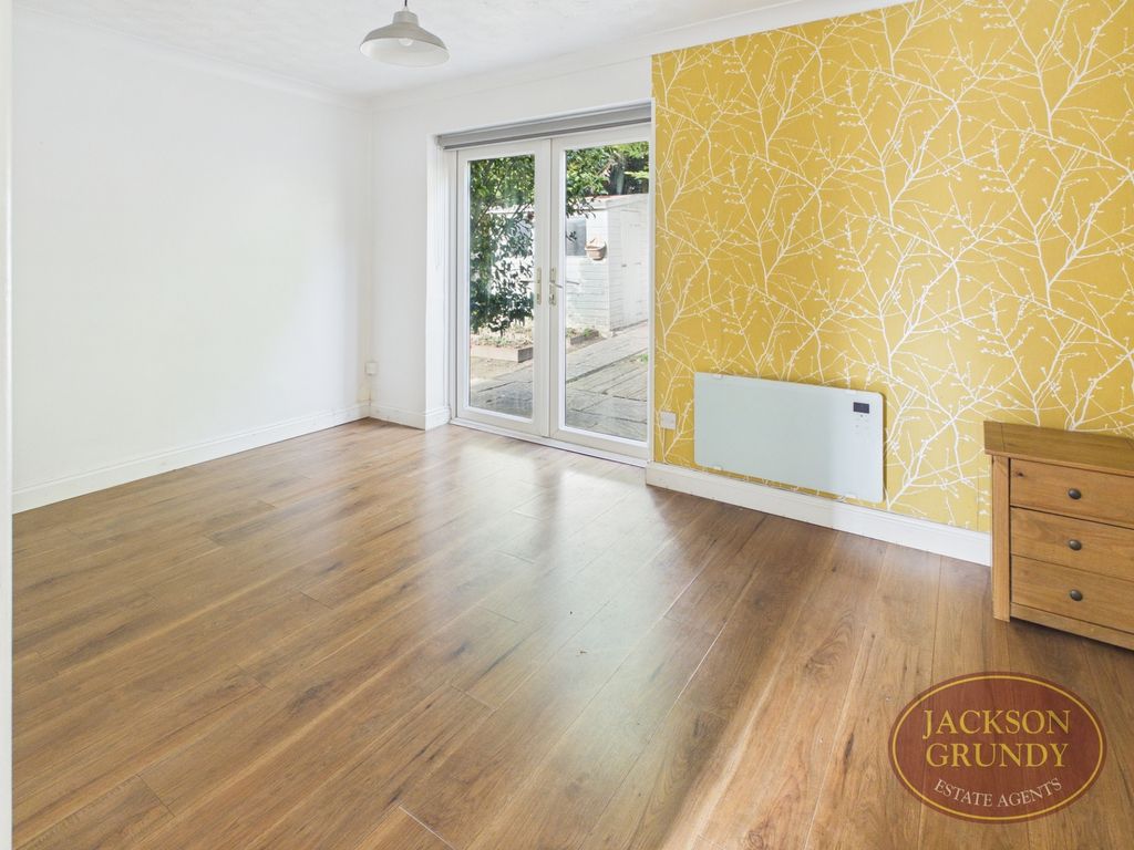 Property photo 2 of 8 Holmleigh Close