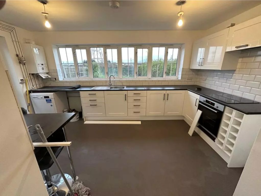 Property photo 1 of 10 A Bright And Spacious Kitchen With Modern Fittings...