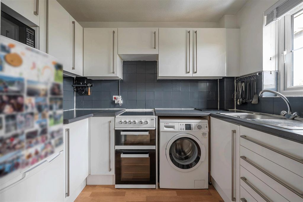 Property photo 3 of 16 High Road Leytonstone, E11