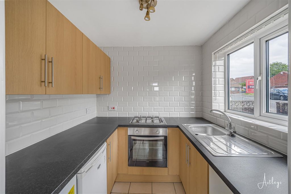 Property photo 3 of 17 Kitchen