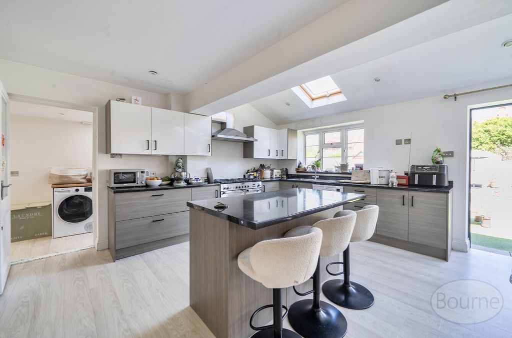 Property photo 2 of 12 E07Fe209-643B-4d0...