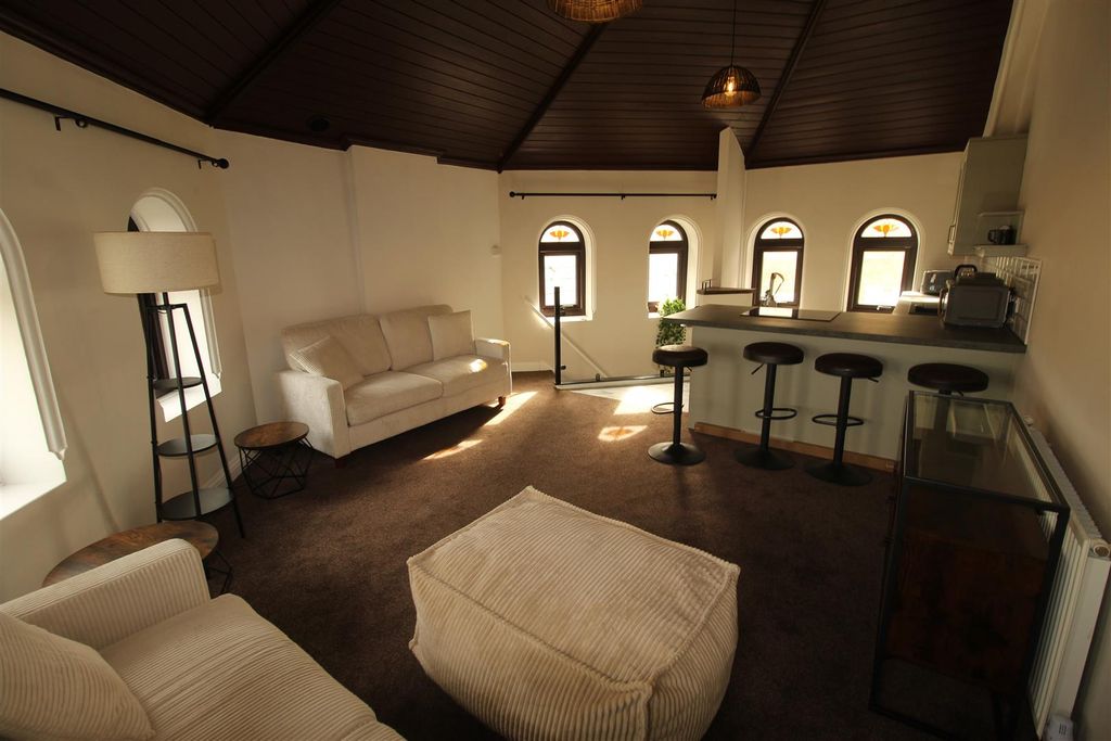 Property photo 2 of 10 Lounge Bethel.Jpg