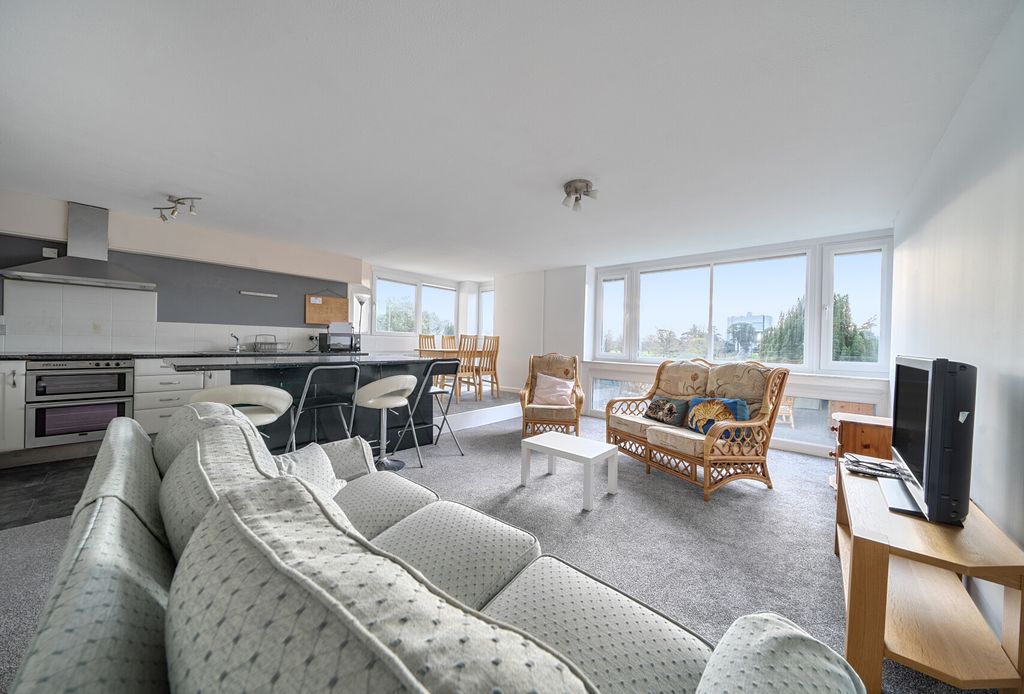 Property photo 2 of 11 1385800-8-69271c9...