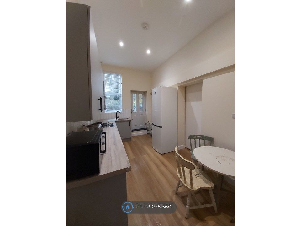 Property photo 2 of 12 Kitchen