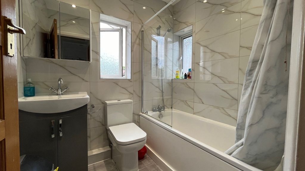 Property photo 2 of 5 A Bright And Modern Bathroom Suite Featuring A Sty...