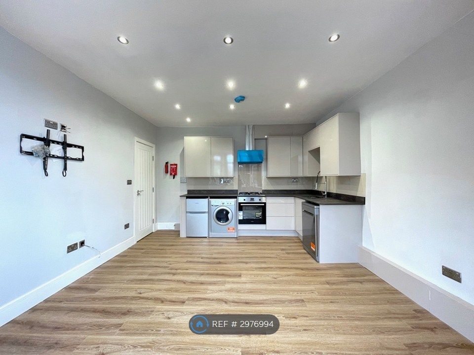 Property photo 1 of 23 Large 2 Bedroom Flat