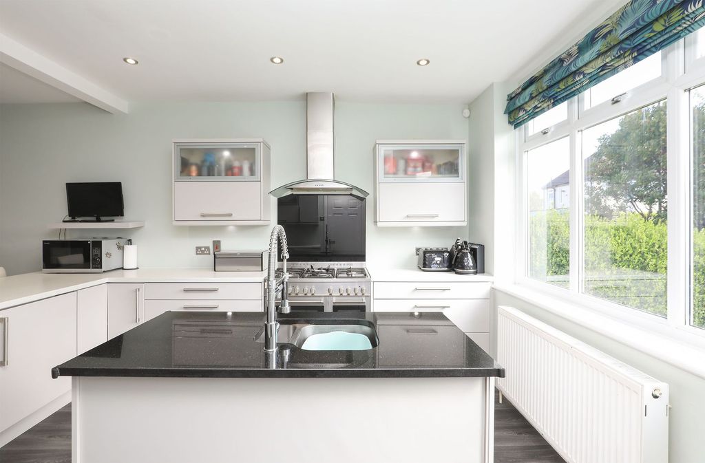 Property photo 3 of 28