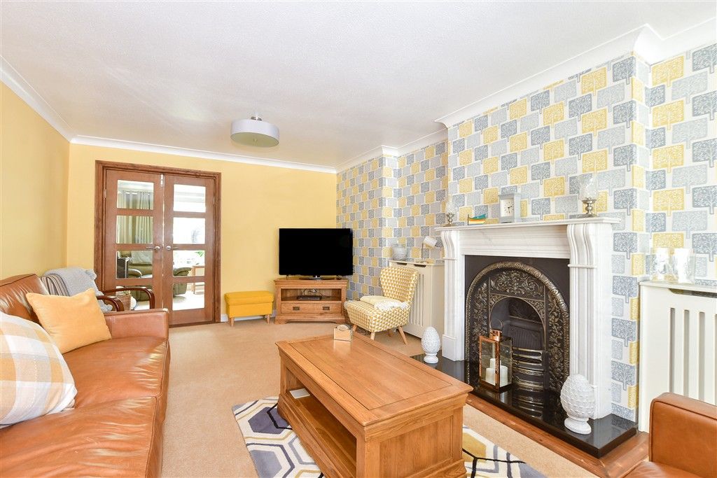 Property photo 3 of 24 Lounge