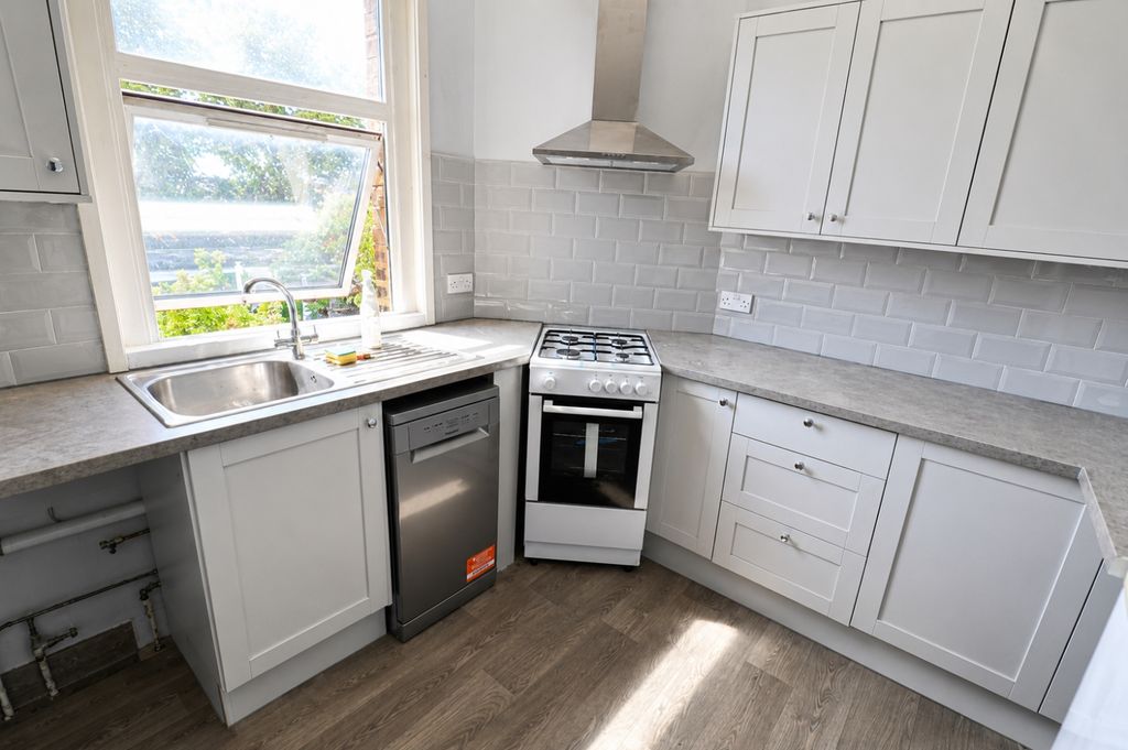 Property photo 3 of 7 Kitchen