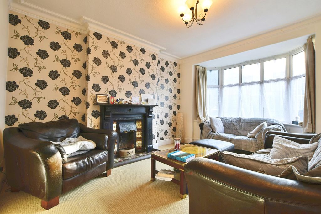 Property photo 3 of 13 Lounge