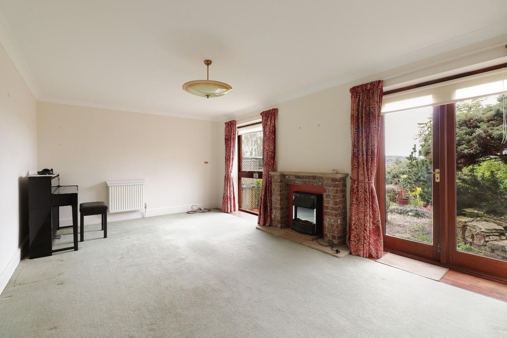 Property photo 3 of 32 Living Room