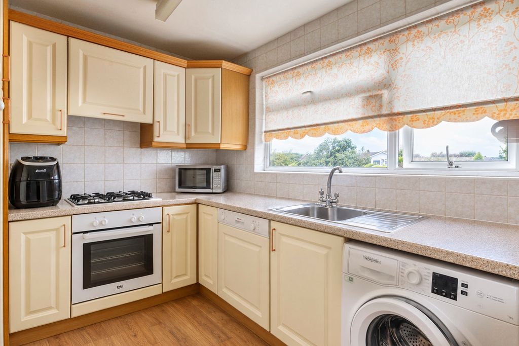 Property photo 3 of 16 Kitchen