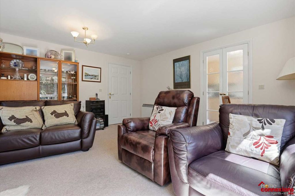 Property photo 3 of 32 Lounge (2)