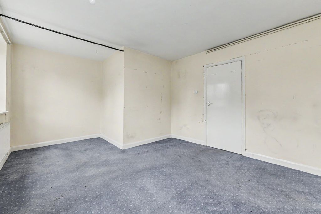 Property photo 3 of 21 7 Poplar Court, Old Ruislip Road, Northolt, Ub5 6Qg