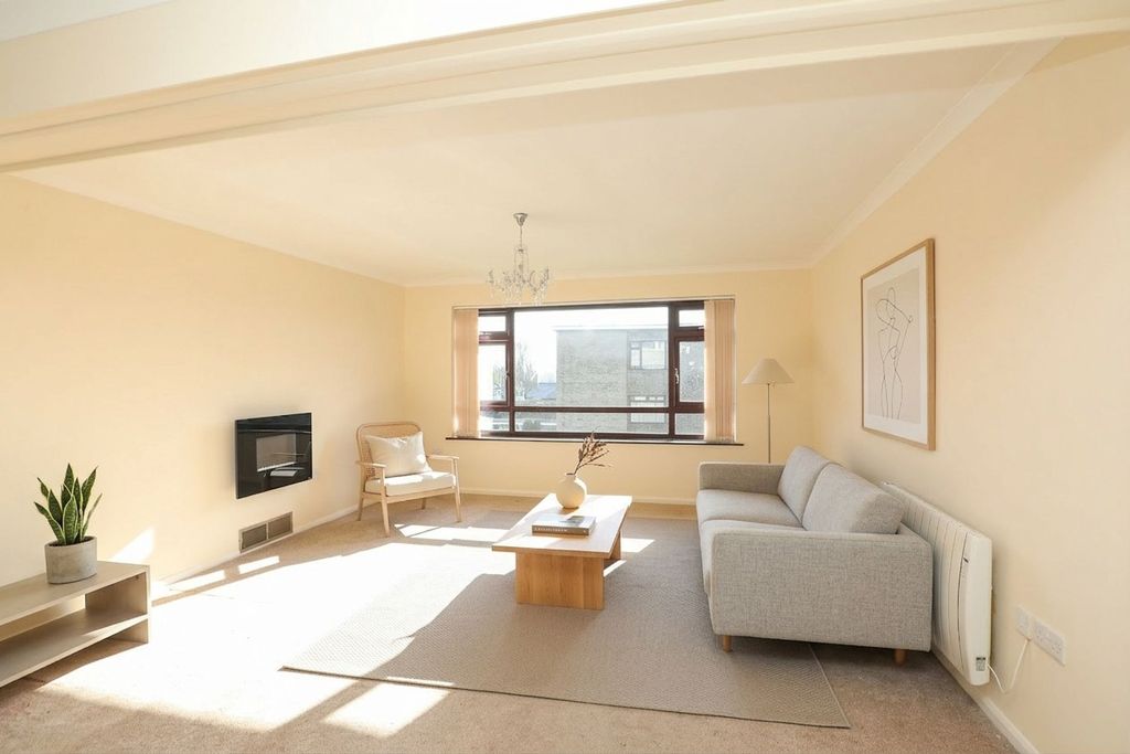 Property photo 2 of 11 Lounge