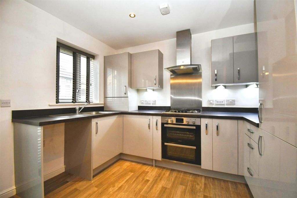 Property photo 3 of 20 Dining Kitchen