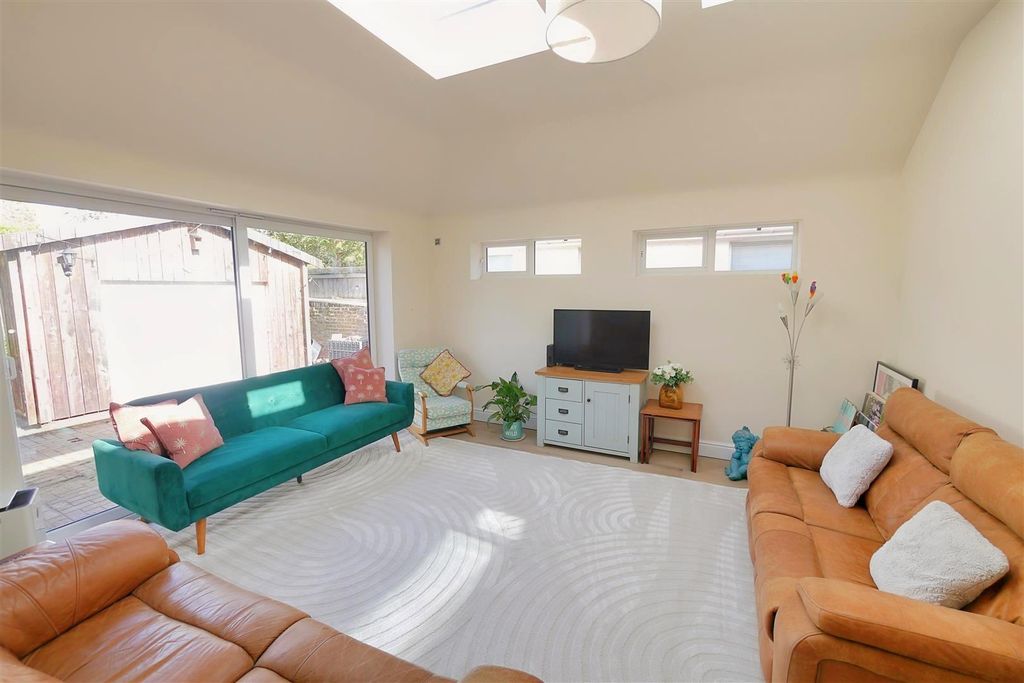 Property photo 3 of 20 Lounge