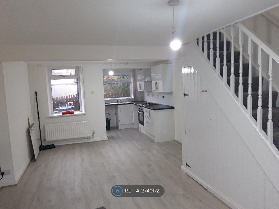 Property photo 1 of 9 Living Room Into Kitchen