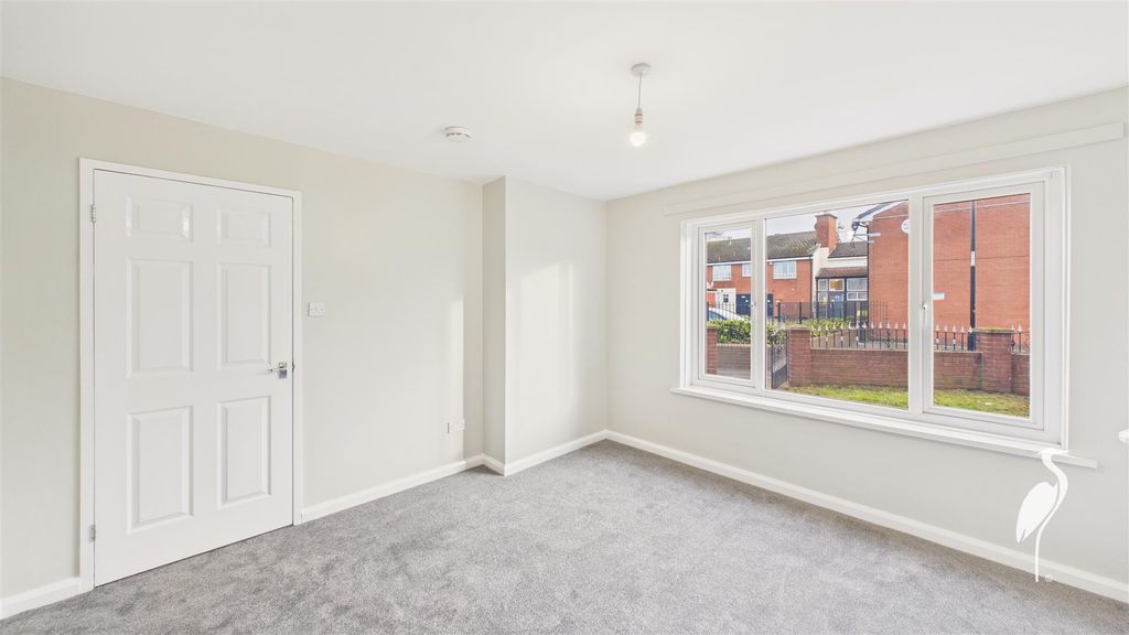 Property photo 3 of 16 Lounge