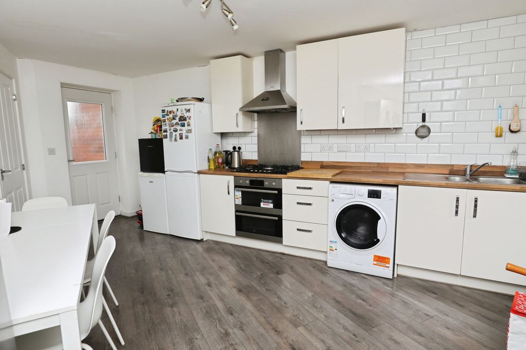 Property photo 2 of 20 Kitchen