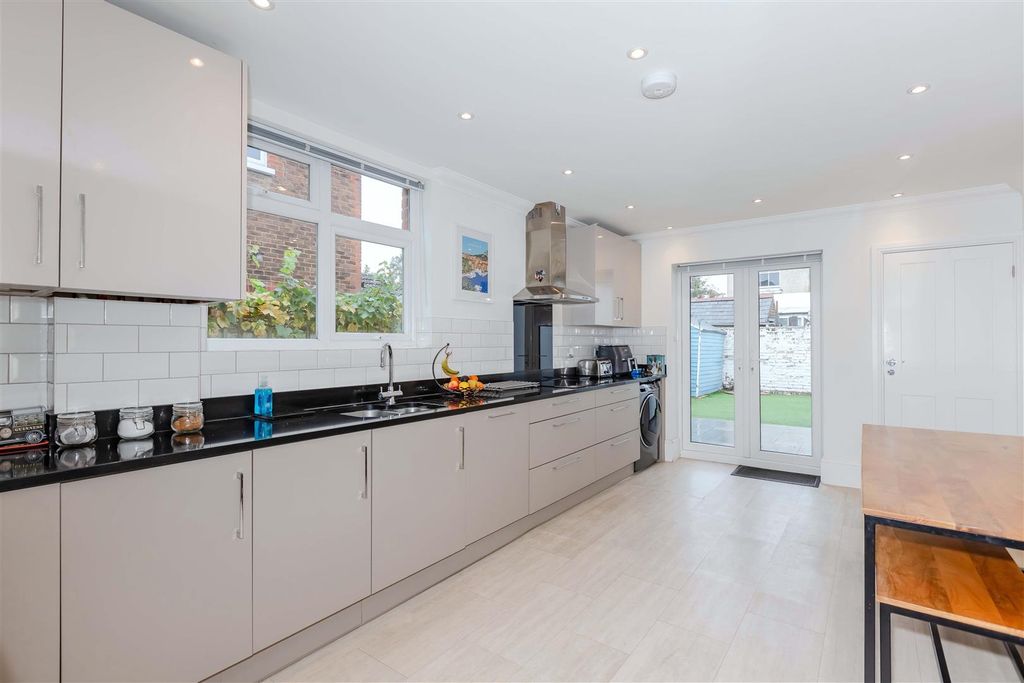Property photo 3 of 16 Pembury Road_17.Jpg
