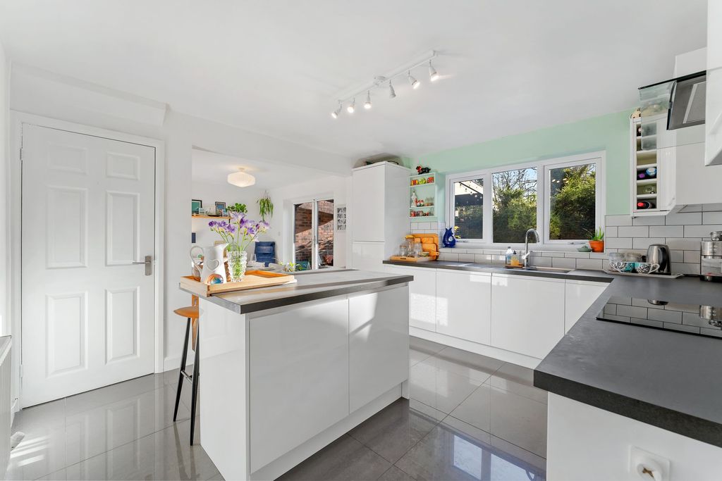 Property photo 3 of 31